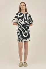 Top de escote redondo y manga corta, con corte asimétrico en la espalda. Confeccionado en lino viscosa, con estampado abstracto en blanco y negro.