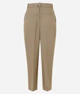 Pantalón de sastrería de crepé color marrón, de corte carrot, con pliegues delanteros, pinzas, bolsillos laterales y cierre frontal.