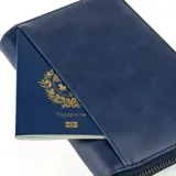 Portapasaporte de cuero genuino con acabado texturizado y cierre perimetral. Cuenta con tecnología de protección anticlonación, capacidad para dos pasaportes, seis tarjetas, efectivo y documentos de viaje.