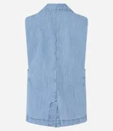 Chaleco largo de jean celeste con escote en pico y cierre con un botón marrón.
