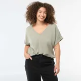 Camiseta de tejido crepé en color verde, con escote en V y mangas cortas con dobladillo fijo.
