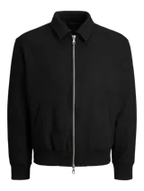Campera bomber negra con cuello camisero, cierre frontal completo y bolsillos laterales, con puños y dobladillo acanalados.