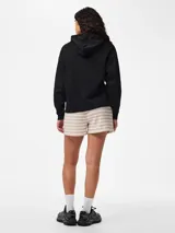 Short de algodón con diseño a rayas horizontales en tonos beige y blanco, cintura elástica y calce regular.