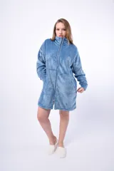 Bata celeste de microfibra con cierre frontal y cuello alto.