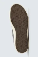 Zapatilla tipo botín de caña alta confeccionada en tejido de algodón color gris oscuro, con suela de goma a contraste en tono crema y cierre de cordones.