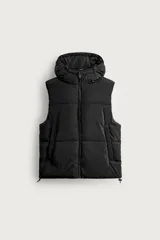 Chaleco acolchado puffer color negro para hombre, de corte regular fit, con capucha ajustable, cierre frontal de cremallera y bolsillos laterales de vivo.