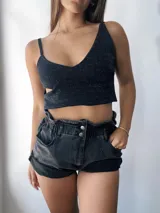 Top corto negro brillante con breteles finos y escote en V.