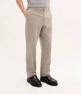 Pantalón de sastrería masculino en color beige, con corte recto, cintura elástica con trabillas para cinturón y cierre tradicional. Confeccionado en una mezcla de poliéster, viscosa y elastano.