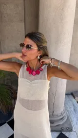 Collar de piedras irregulares de color fucsia intenso, unidas por un cordón trenzado del mismo color.