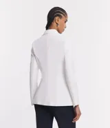 Blazer alargado slim de Cortelle, color blanco, confeccionado en punto roma con solapas, bolsillos embutidos y cierre delantero de dos botones.