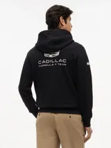 Buzo con capucha y cordón ajustable, confeccionado en algodón. Presenta un diseño de corte regular con bolsillo tipo canguro, puños y bajo de punto canalé. Incluye logos de la colaboración Cadillac Formula 1 Team y Tommy Hilfiger en el pecho, además de detalles distintivos en la manga y la nuca.