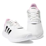 Championes Adidas QT Racer 3.0 blancos con las tres tiras negras y detalles en rosa y verde.