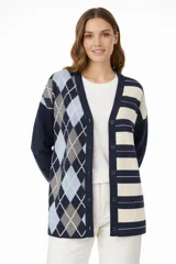 Cardigan de punto con diseño asimétrico, presentando un lado con estampado de rombos en tonos rosa, marrón y blanco, y el otro lado con rayas horizontales en verde oliva y marrón. Posee cuello en V, cierre frontal con botones y mangas largas con puños en contraste.