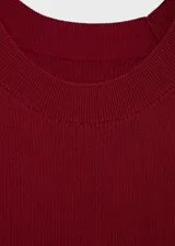Jersey de punto fino de canalé color bordó, con cuello redondo y mangas cortas de corte recto.