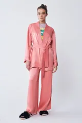 Kimono color durazno con lazo en la cintura.