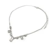 Gargantilla plateada con cadena fina y dije central con strass de diferentes tamaños y formas geométricas.