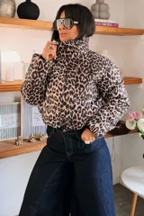Campera puffer corta con estampado animal print de leopardo, cuello alto y cierre frontal. Diseño acolchado de corte holgado.
