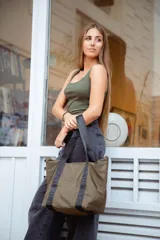 Bolso tipo tote de lona color rojo con asas de cinta negra con la marca Terrano estampada en blanco.