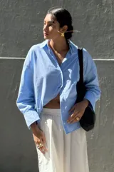 Par de aros cuadrados dorados con forma piramidal.