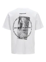 Camiseta blanca de manga corta y cuello redondo con estampado en la espalda.