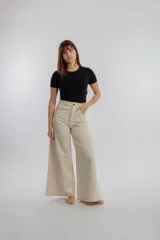 Pantalón jean wide leg de tiro alto, color azul claro, con diseño amplio y fluido en las piernas, bolsillos delanteros y traseros.