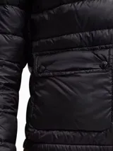 Campera puffer corta Moncler modelo Lans en color negro, con diseño acolchado horizontal, cuello alto y cierre frontal con cremallera doble cursor. Cuenta con bolsillos frontales con solapa y broche a presión.