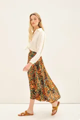 Falda midi de satén con estampado animal print multicolor, corte amplio y cintura elástica en la parte trasera.