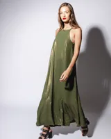 Vestido largo verde militar con lurex dorado, cuello halter y breteles finos.