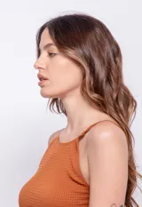 Top color ladrillo, sin mangas, con tirantes finos, textura diferenciada y frunces en los laterales.