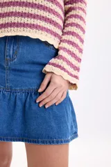 Sweater de tejido de punto fantasía a rayas horizontales en color crudo y fucsia, de manga larga y cuello redondo.