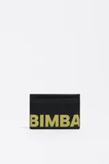 Tarjetero negro de estructura rígida con el nombre "BIMBA" estampado en letras grandes de color dorado/verde oliva en el frente. Posee ranuras para tarjetas en la parte superior.