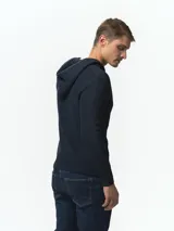 Campera tejida con capucha, confeccionada en poliéster, con cierre frontal completo y diseño de punto acanalado.
