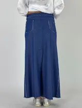 Falda larga de jean azul oscuro con corte evasé y terminación desflecada.