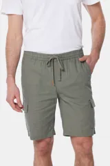 Bermuda cargo verde militar confeccionada en mezcla de lino y algodón, con cintura elástica con cordón de ajuste y bolsillos laterales con solapa.
