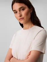 Remera color crema de algodón regenerativo, corte regular, cuello redondo y mangas cortas. Presenta logo archive bordado en el pecho.