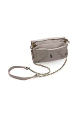 Cartera tipo mini bag de cuero metalizado plateado, con diseño inspirado en un acordeón y múltiples compartimentos internos. Presenta una solapa frontal con cierre metálico a presión y una correa ajustable con detalles de tachas.
