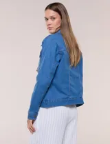Campera de jean blanca de corte clásico, con cuello solapa, cierre frontal de botones metálicos y bolsillos aplicados con solapa en el pecho.