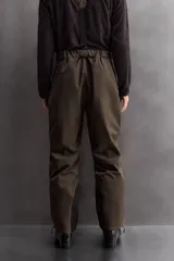 Pantalón deportivo de esquí color negro, confeccionado en tejido técnico impermeable de tres capas con costuras y cremalleras termoselladas. Cuenta con tirantes elásticos regulables, cintura ajustable, bolsillos frontales con cierre, refuerzos en la parte inferior de la pernera y sistema de rescate RECCO integrado.