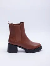 Botas marrones de caña media, con plataforma, pieza elastizada en los laterales y detalles de pespuntes.