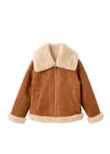 Chaqueta estilo aviador de ante sintético en color marrón con detalles de borrego sintético en el cuello, los puños, la solapa y el dobladillo inferior, con bolsillos laterales y cierre frontal con cremallera.