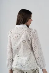 Camisa blanca de algodón con bordados perforados y botones de madera.