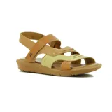 Sandalias planas de cuero para mujer en tonos tostado, marrón y amarillo claro, con tiras entrelazadas, detalles de costuras en cruz y tira con velcro en el talón.
