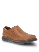 Zapato tipo mocasín de cuero color marrón, con diseño de costuras visibles y suela de goma EVA flexible en color negro.