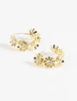 Par de aros tipo argolla dorados con incrustaciones de strass.