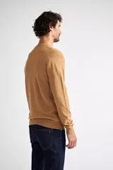 Sweater de tejido de punto con escote en V y manga larga. Presenta un diseño de calce regular con puños y ruedo acanalados, e incluye un pequeño logo bordado en el pecho.