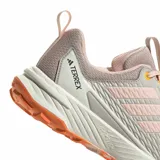 Championes de trail running Adidas Terrex Tracefinder 2 W, color rosa viejo con detalles en naranja y blanco. Presentan una estructura de malla transpirable con refuerzos sintéticos, cordones ajustables y suela con relieve para mayor tracción.