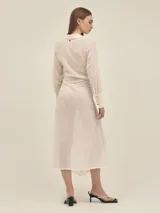 Vestido camisero largo negro con botones nacarados, lazo en la cintura y detalle de Polonio en cobre.