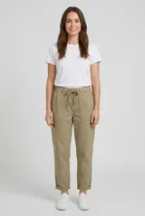 Pantalón jogger verde militar de algodón, con cintura elástica con cordón de ajuste y bolsillos frontales aplicados.
