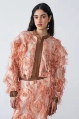 Campera bomber color naranja confeccionada en organza de seda con hilos de lurex y detalles en cuero.