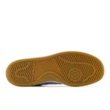 Championes de caña alta New Balance modelo BB480WG, color gris claro con detalles en blanco y suela color caramelo. Confeccionados en cuero y tela, con logo "N" característico en los laterales y plantilla OrthoLite.